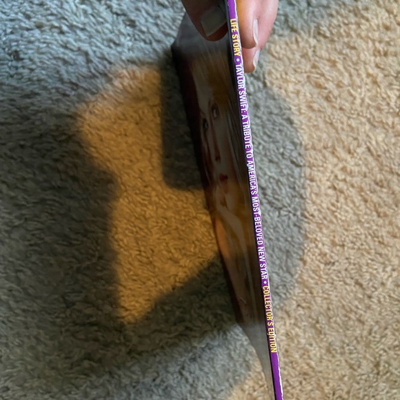 Taylor Swift Magazine - Picture 3 of 3